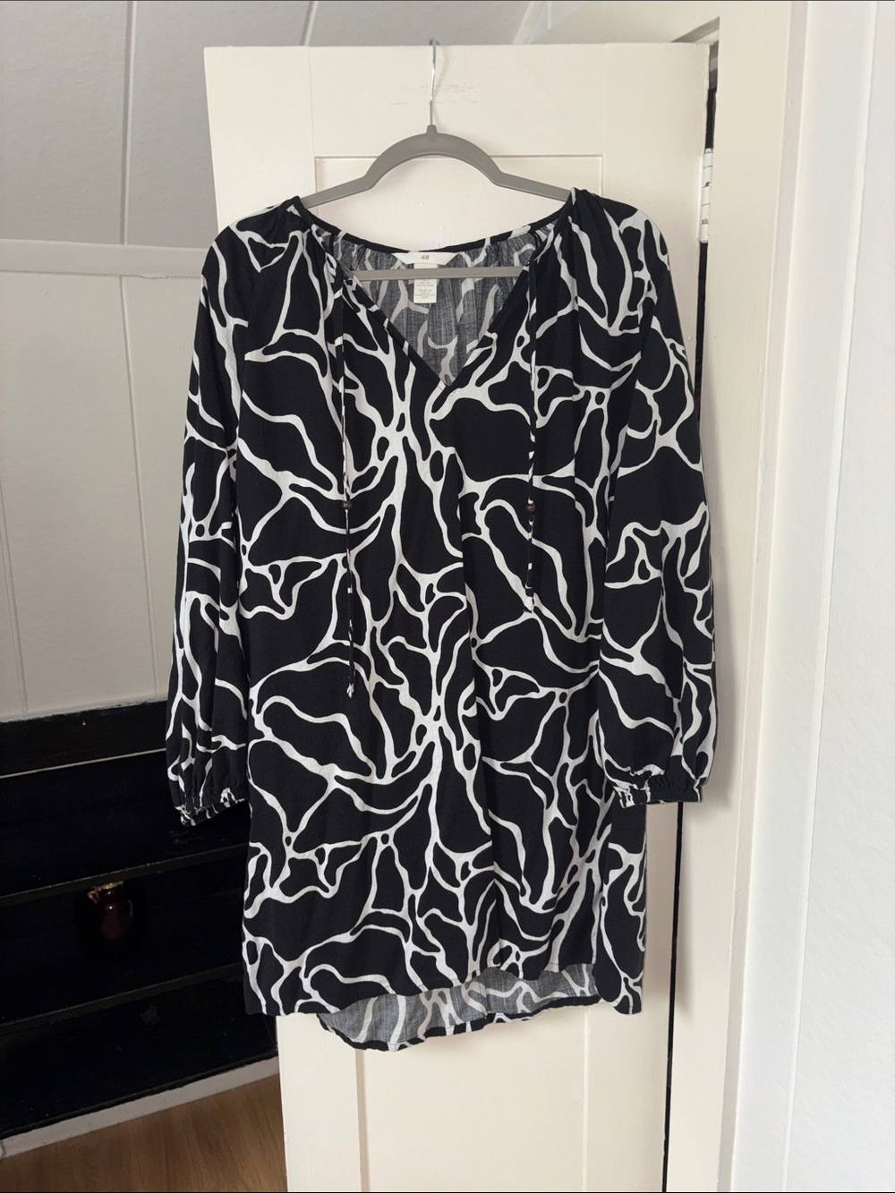 H&M Black & White Abstract Pattern Beach Cover up